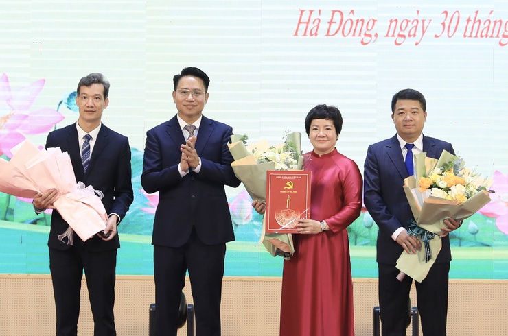 Trao các quyết định của Thành phố Hà Nội về công tác cán bộ tại phường Hà Đông- Ảnh 3.