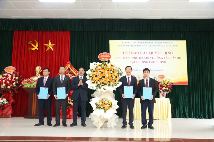 Giám đốc Sở Tư pháp TP Hà Nội Ngô Anh Tuấn dự lễ trao các Quyết định của TP Hà Nội về công tác cán bộ tại phường Phú Lương- Ảnh 3.