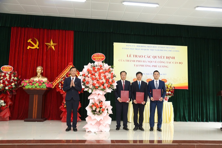 Giám đốc Sở Tư pháp TP Hà Nội Ngô Anh Tuấn dự lễ trao các Quyết định của TP Hà Nội về công tác cán bộ tại phường Phú Lương- Ảnh 2.