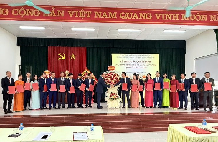 Giám đốc Sở Tư pháp TP Hà Nội Ngô Anh Tuấn dự lễ trao các Quyết định của TP Hà Nội về công tác cán bộ tại phường Phú Lương- Ảnh 4.