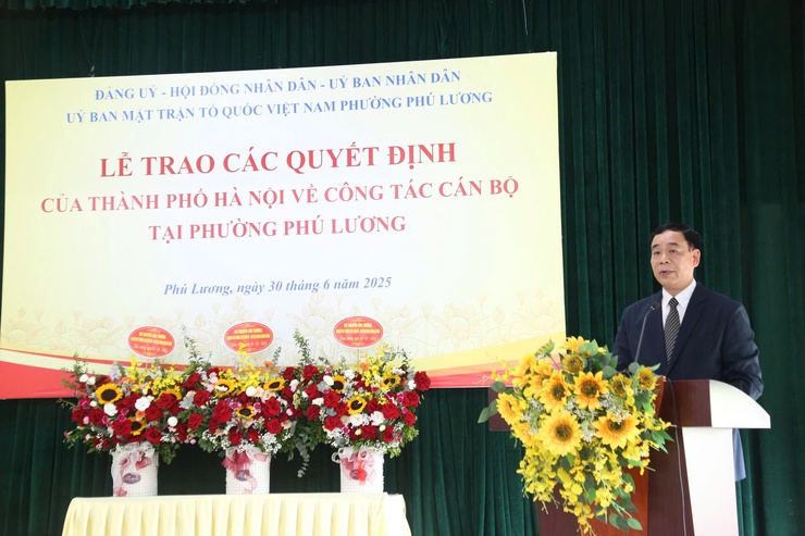 Giám đốc Sở Tư pháp TP Hà Nội Ngô Anh Tuấn dự lễ trao các Quyết định của TP Hà Nội về công tác cán bộ tại phường Phú Lương- Ảnh 1.