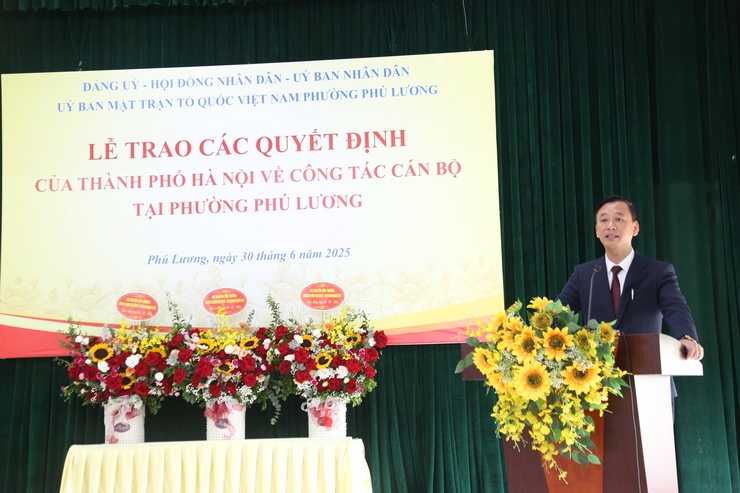 Giám đốc Sở Tư pháp TP Hà Nội Ngô Anh Tuấn dự lễ trao các Quyết định của TP Hà Nội về công tác cán bộ tại phường Phú Lương- Ảnh 5.
