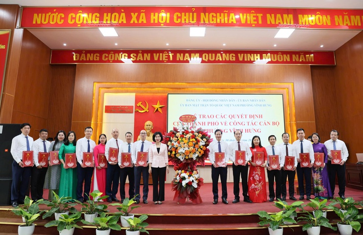 Đồng chí Phùng Thị Hồng Hà trao Quyết định của Ban Thường vụ Thành ủy chỉ định Ban Chấp hành Đảng bộ, Ban Thường vụ, Bí thư, Phó Bí thư, Ủy ban Kiểm tra Đảng ủy phường nhiệm kỳ 2025-2030