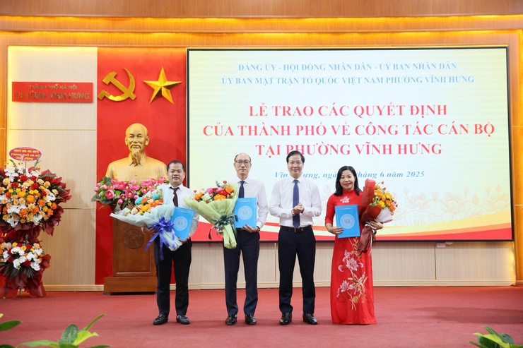 Đồng chí Nguyễn Đức Dũng – Bí thư Đảng ủy phường trao Quyết định chỉ định  Chủ tịch, Phó Chủ tịch UBND phường