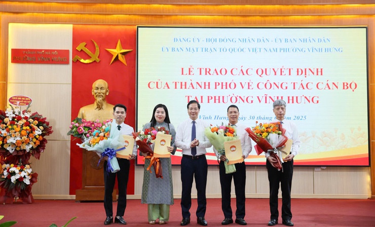 Đồng chí Nguyễn Đức Dũng – Bí thư Đảng ủy phường trao Quyết định  của Ủy bạn MTTQ Thành phố về công nhận Ủy viên Ủy ban và các chức danh  trong Ban Thường trực Ủy ban MTTQ Việt Nam phường