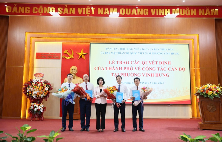 Đồng chí Phùng Thị Hồng Hà trao Quyết định trao Quyết định Chỉ định Chủ tịch, Phó Chủ tịch, Trưởng các ban của HĐND phường