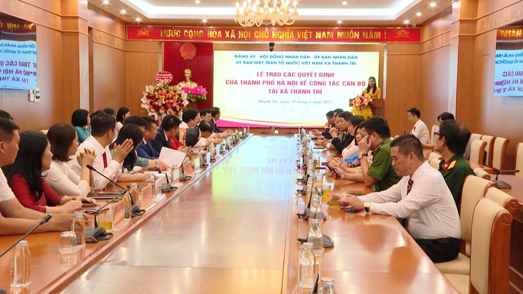 Lễ công bố và trao quyết định về công tác cán bộ tại xã Thanh Trì- Ảnh 4.