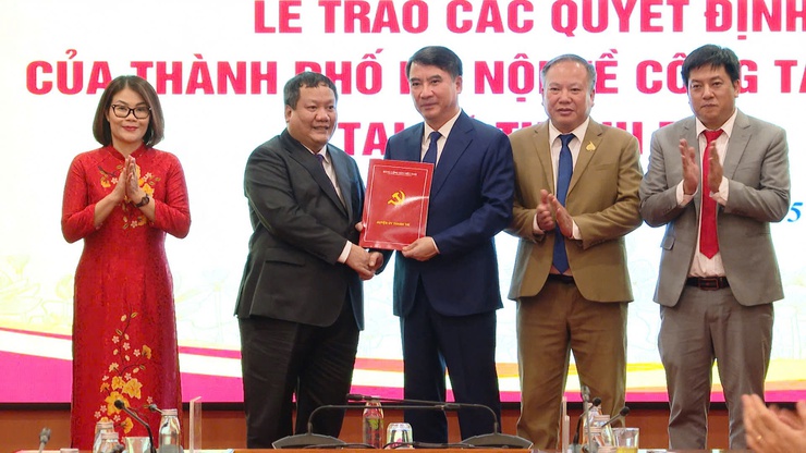 Lễ công bố và trao quyết định về công tác cán bộ tại xã Thanh Trì- Ảnh 2.