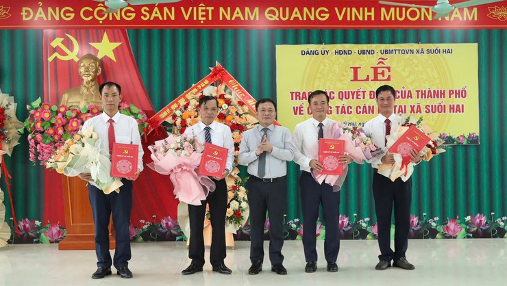 Công bố Quyết định thành lập xã Suối Hai và trao các quyết định về công tác cán bộ- Ảnh 1.