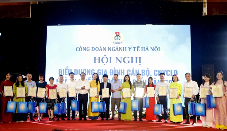 Ngành y tế Hà Nội biểu dương 178 gia đình tiêu biểu và khen thường 66 học sinh đạt thành tích xuất sắc năm học 2024 - 2025- Ảnh 2.