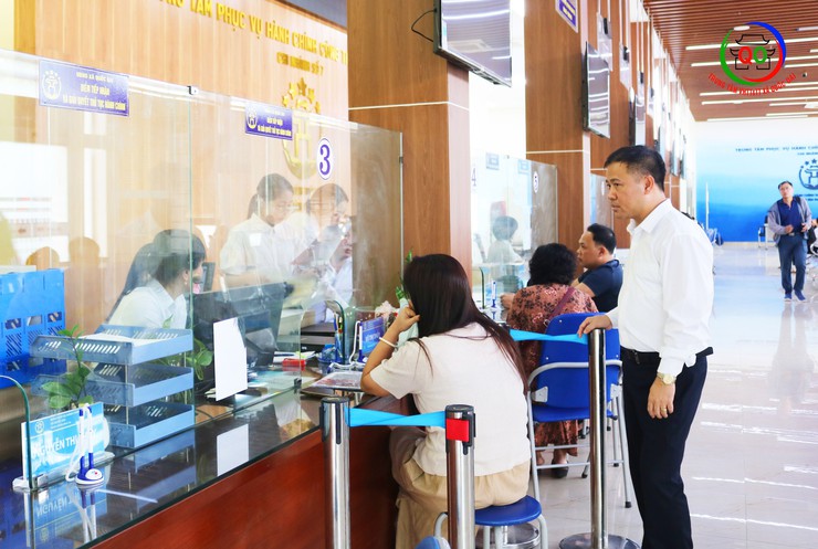 Đồng chí Chủ tịch UBND xã Quốc Oai Nguyễn Trung Thành kiểm tra công vụ tại các cơ quan chuyên môn ngay sau khi chính thức triển khai chính quyền địa phương hai cấp- Ảnh 1.
