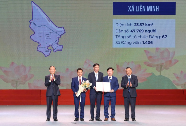 Công bố các Quyết định về tổ chức bộ máy và nhân sự xã Liên Minh- Ảnh 1.