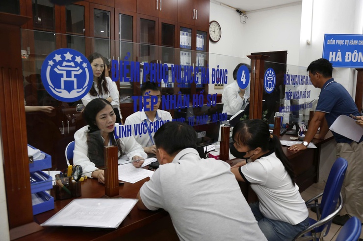 Ghi nhận ngày đầu làm việc tại Điểm tiếp nhận, phục vụ hành chính công phường Hà Đông- Ảnh 2.