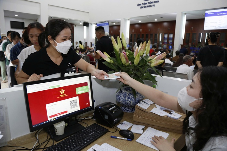 Ghi nhận ngày đầu làm việc tại Điểm tiếp nhận, phục vụ hành chính công phường Hà Đông- Ảnh 1.
