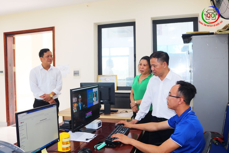 Đồng chí Chủ tịch UBND xã Quốc Oai Nguyễn Trung Thành kiểm tra công vụ tại các cơ quan chuyên môn ngay sau khi chính thức triển khai chính quyền địa phương hai cấp- Ảnh 10.