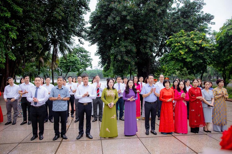 Phường Hai Bà Trưng tổ chức Lễ dâng hoa tại Tượng đài Bác Hồ - Bác Tôn.- Ảnh 1.