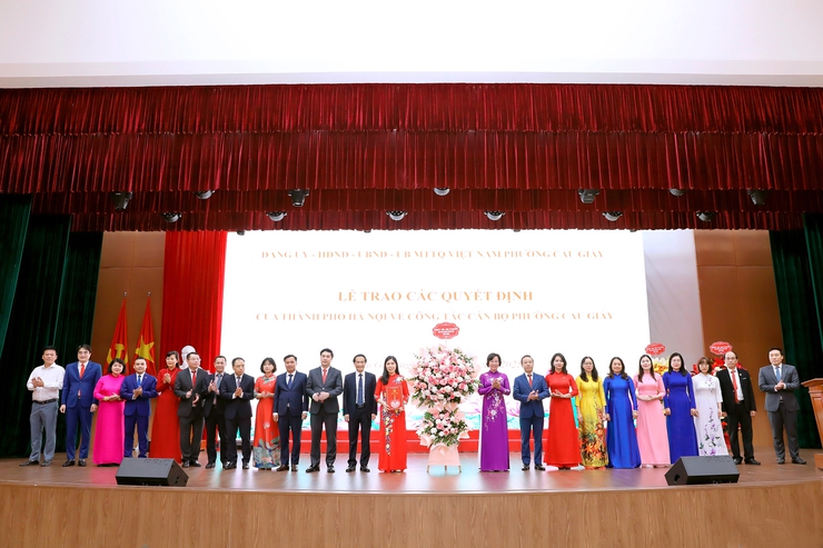 Lãnh đạo Thành phố Hà Nội trao quyết định về công tác cán bộ tại phường Cầu Giấy- Ảnh 2.
