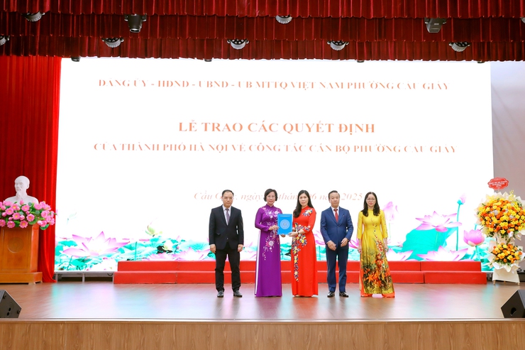 Lãnh đạo Thành phố Hà Nội trao quyết định về công tác cán bộ tại phường Cầu Giấy- Ảnh 3.