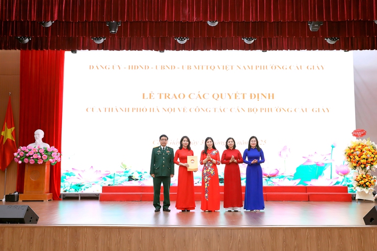Lãnh đạo Thành phố Hà Nội trao quyết định về công tác cán bộ tại phường Cầu Giấy- Ảnh 5.