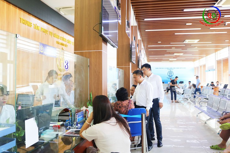 Đồng chí Chủ tịch UBND xã Quốc Oai Nguyễn Trung Thành kiểm tra công vụ tại các cơ quan chuyên môn ngay sau khi chính thức triển khai chính quyền địa phương hai cấp- Ảnh 2.