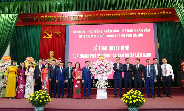 Công bố các Quyết định về tổ chức bộ máy và nhân sự xã Liên Minh- Ảnh 2.