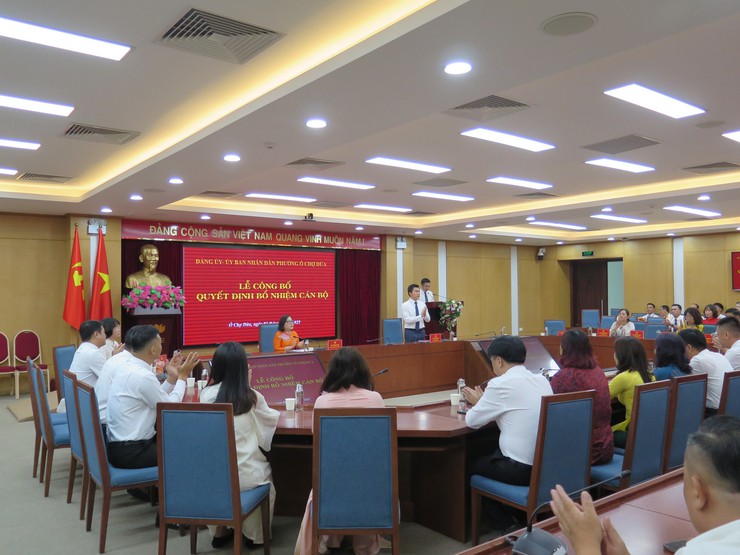 Phường Ô Chợ Dừa tổ chức Hội nghị công bố và trao các quyết định về công tác cán bộ- Ảnh 6.