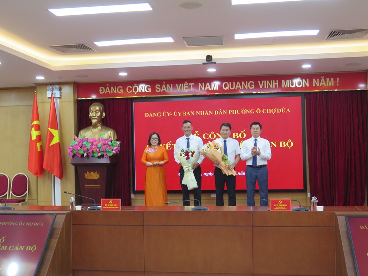 Phường Ô Chợ Dừa tổ chức Hội nghị công bố và trao các quyết định về công tác cán bộ- Ảnh 2.