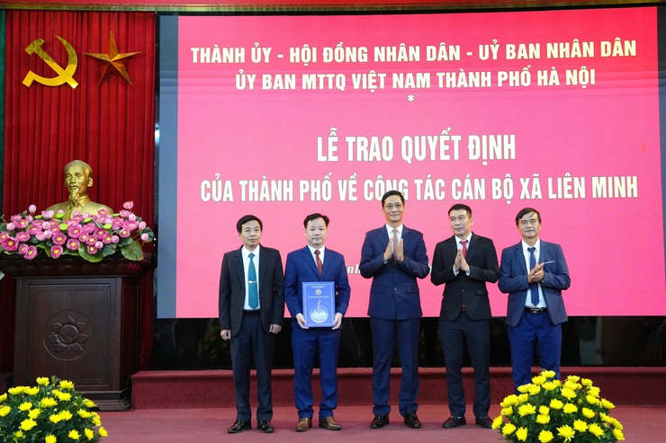 Công bố các Quyết định về tổ chức bộ máy và nhân sự xã Liên Minh- Ảnh 3.