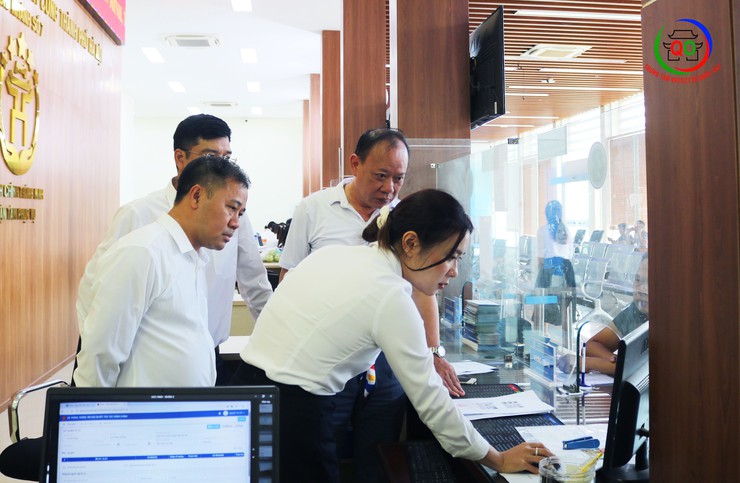 Đồng chí Chủ tịch UBND xã Quốc Oai Nguyễn Trung Thành kiểm tra công vụ tại các cơ quan chuyên môn ngay sau khi chính thức triển khai chính quyền địa phương hai cấp- Ảnh 4.