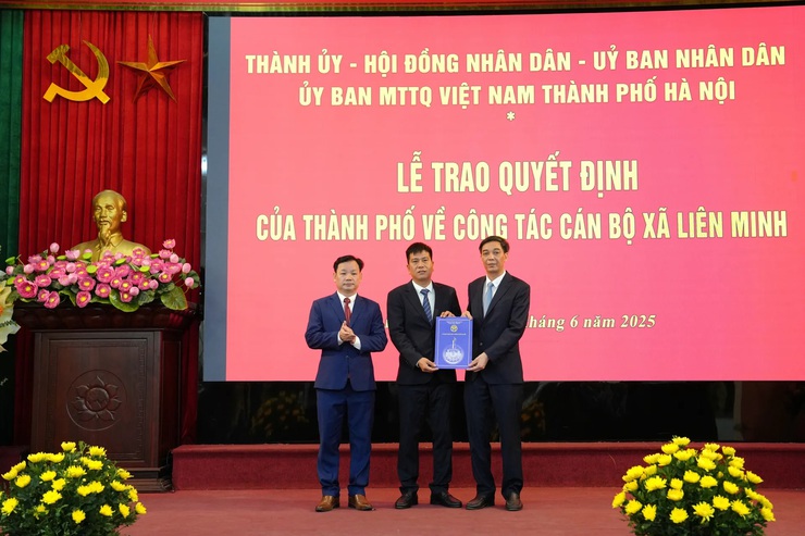 Công bố các Quyết định về tổ chức bộ máy và nhân sự xã Liên Minh- Ảnh 4.