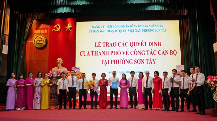 Lễ trao các quyết định của Thành phố Hà Nội về công tác nhân sự đối với phường Sơn Tây- Ảnh 1.