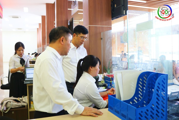 Đồng chí Chủ tịch UBND xã Quốc Oai Nguyễn Trung Thành kiểm tra công vụ tại các cơ quan chuyên môn ngay sau khi chính thức triển khai chính quyền địa phương hai cấp- Ảnh 5.