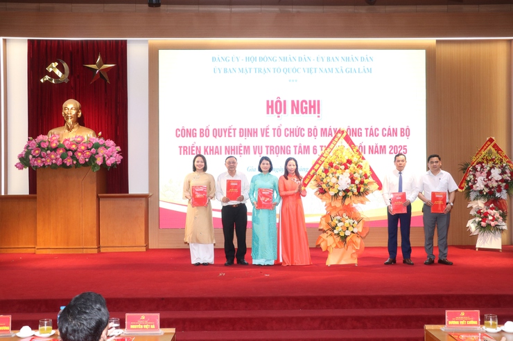 Xã Gia Lâm tổ chức công bố các quyết định về tổ chức bộ máy; công tác cán bộ, triển khai nhiệm vụ trọng tâm 6 tháng cuối năm 2025- Ảnh 5.