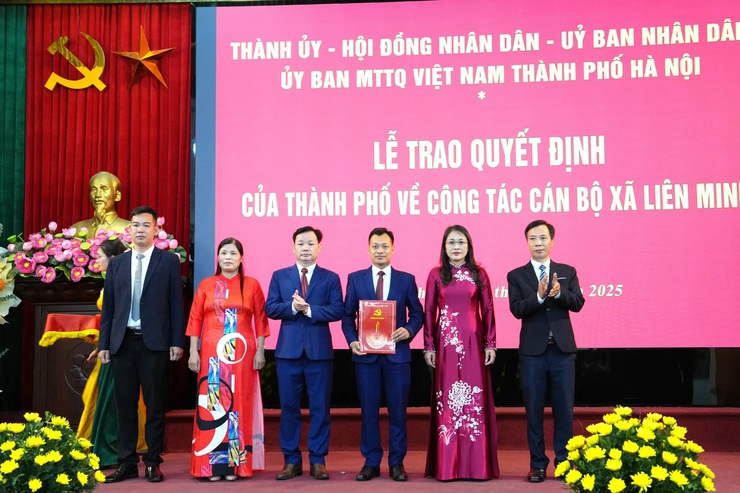 Công bố các Quyết định về tổ chức bộ máy và nhân sự xã Liên Minh- Ảnh 5.