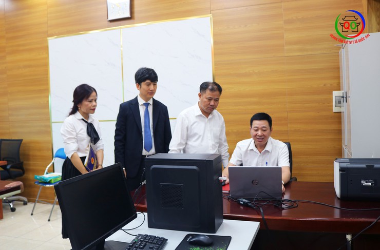 Đồng chí Chủ tịch UBND xã Quốc Oai Nguyễn Trung Thành kiểm tra công vụ tại các cơ quan chuyên môn ngay sau khi chính thức triển khai chính quyền địa phương hai cấp- Ảnh 6.