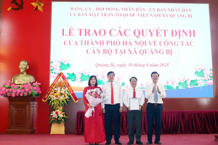 Lễ công bố các Quyết định của Thành Phố về công tác cán bộ tại xã Quảng Bị- Ảnh 5.