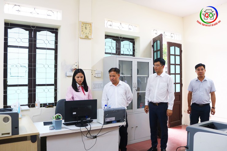 Đồng chí Chủ tịch UBND xã Quốc Oai Nguyễn Trung Thành kiểm tra công vụ tại các cơ quan chuyên môn ngay sau khi chính thức triển khai chính quyền địa phương hai cấp- Ảnh 7.