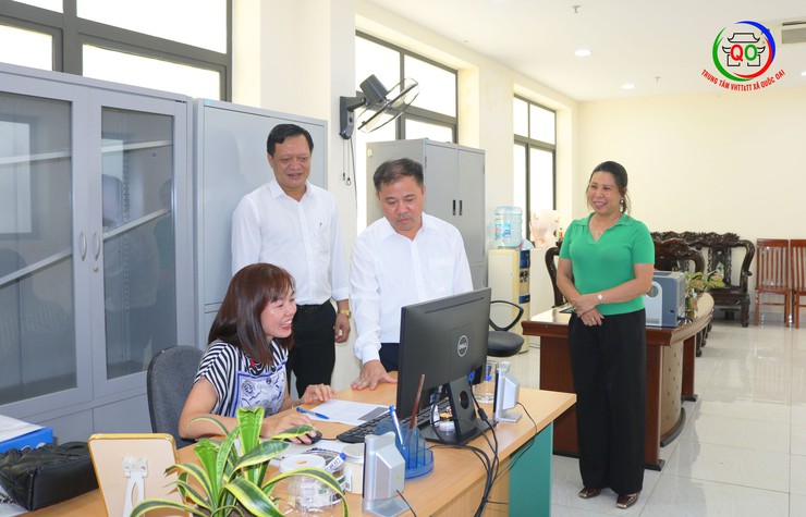 Đồng chí Chủ tịch UBND xã Quốc Oai Nguyễn Trung Thành kiểm tra công vụ tại các cơ quan chuyên môn ngay sau khi chính thức triển khai chính quyền địa phương hai cấp- Ảnh 8.