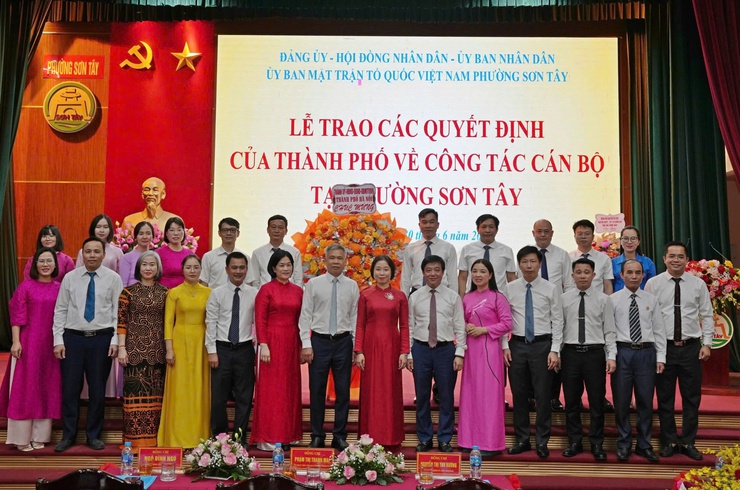 Lễ trao các quyết định của Thành phố Hà Nội về công tác nhân sự đối với phường Sơn Tây- Ảnh 3.