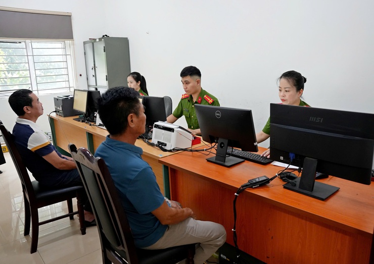 Ngày đầu thực hiện mô hình chính quyền địa phương 2 cấp: Người dân hài lòng khi đến thực hiện thủ tục hành chính tại phường Sơn Tây- Ảnh 2.