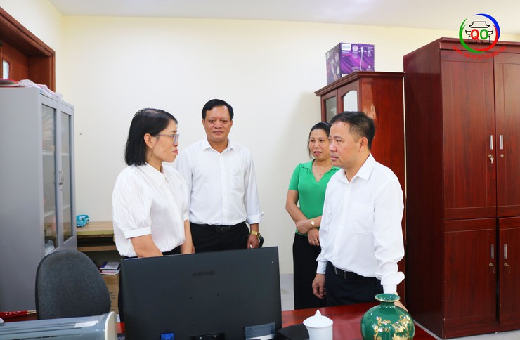 Đồng chí Chủ tịch UBND xã Quốc Oai Nguyễn Trung Thành kiểm tra công vụ tại các cơ quan chuyên môn ngay sau khi chính thức triển khai chính quyền địa phương hai cấp- Ảnh 9.