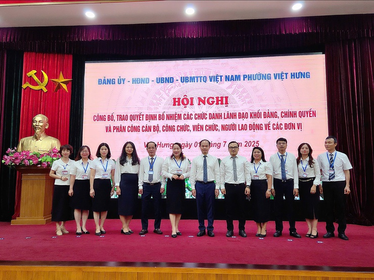 Hội nghị công bố, trao quyết định bổ nhiệm các chức danh lãnh đạo khối Đảng, Chính quyền và phân công CBCCVC-NLĐ về các đơn vị- Ảnh 3.