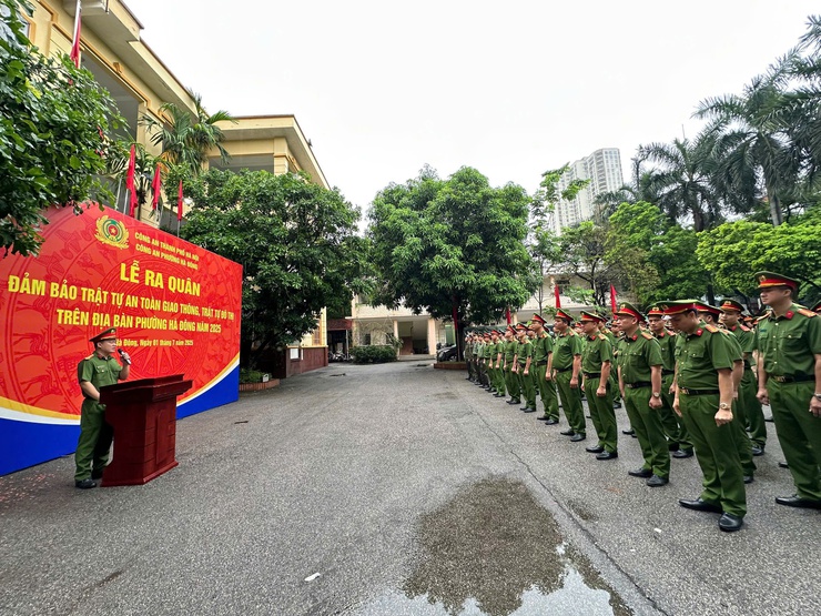 Công an phường Hà Đông ra quân bảo đảm Trật tự an toàn giao thông, trật tự đô thị trên địa bàn- Ảnh 4.
