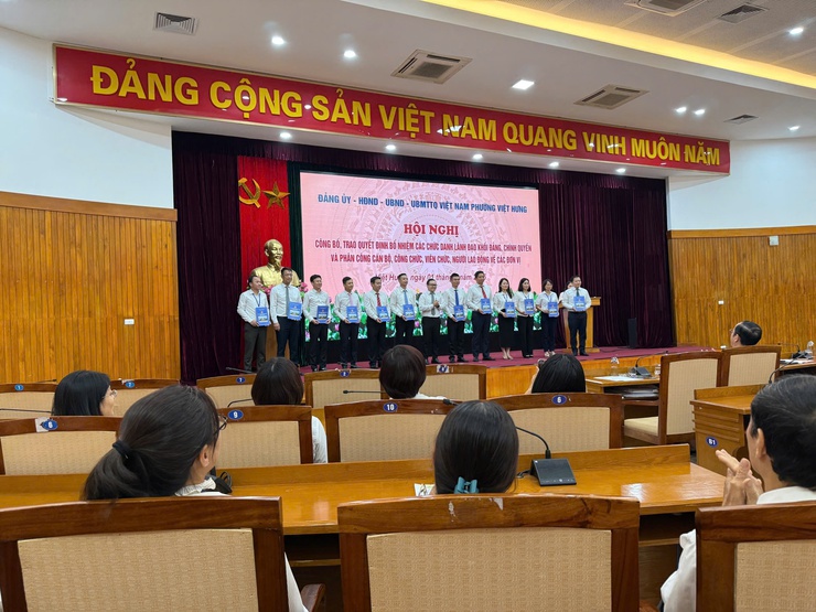 Hội nghị công bố, trao quyết định bổ nhiệm các chức danh lãnh đạo khối Đảng, Chính quyền và phân công CBCCVC-NLĐ về các đơn vị- Ảnh 2.