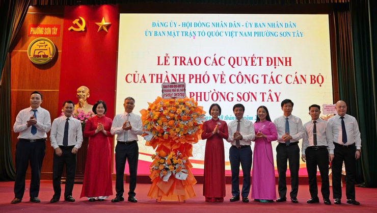 Lễ trao các quyết định của Thành phố Hà Nội về công tác nhân sự đối với phường Sơn Tây- Ảnh 2.