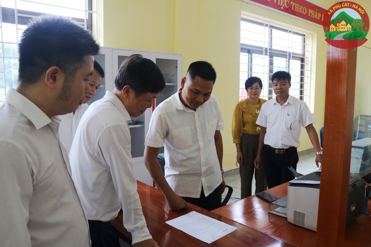 Đồng chí Bí thư Đảng ủy, Chủ tịch HĐND xã kiểm tra tại trung tâm dịch vụ hành chính công- Ảnh 1.