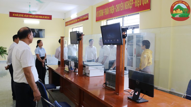 Đồng chí Bí thư Đảng ủy, Chủ tịch HĐND xã kiểm tra tại trung tâm dịch vụ hành chính công- Ảnh 4.
