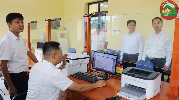 Đồng chí Bí thư Đảng ủy, Chủ tịch HĐND xã kiểm tra tại trung tâm dịch vụ hành chính công- Ảnh 3.