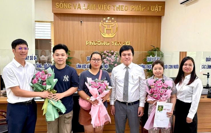 Phường Yên Sở: Sáng đầu tiên tiếp nhận hồ sơ thủ tục hành chính: 100% giải quyết sớm hạn- Ảnh 2.