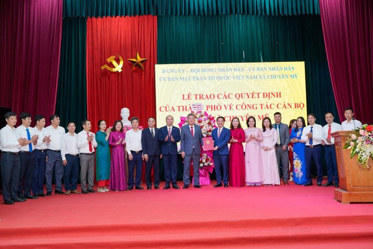 Lễ trao các Quyết định của Thành phố về công tác cán bộ tại xã Chuyên Mỹ- Ảnh 2.